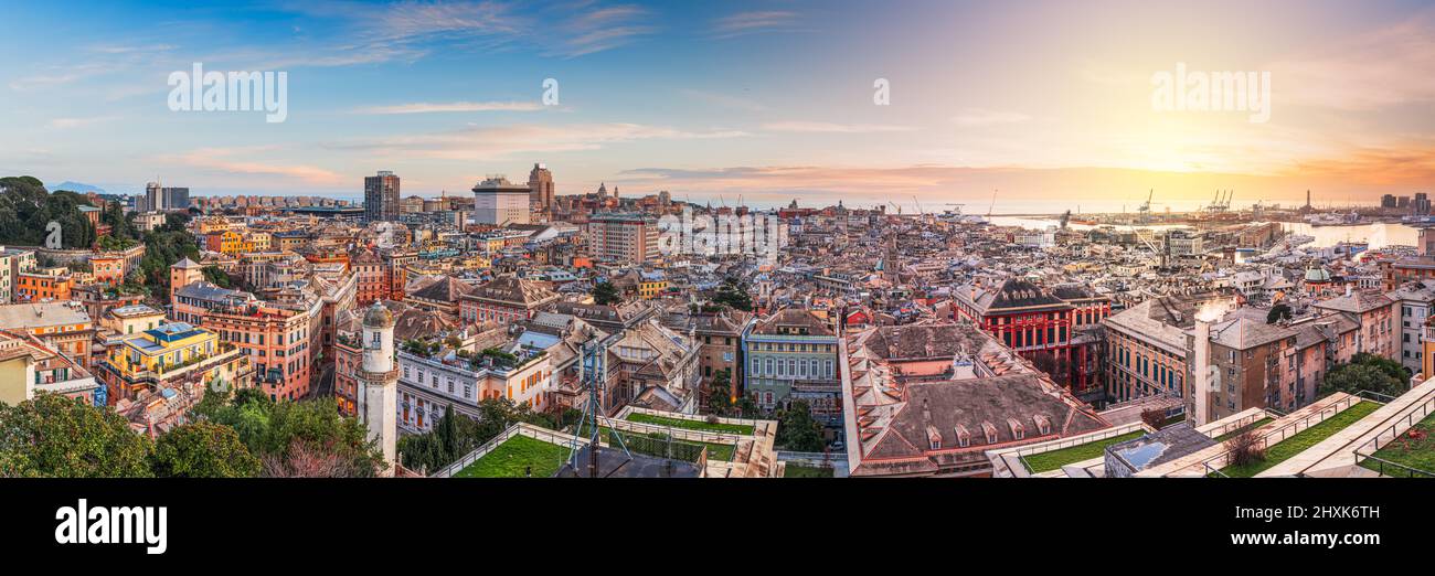 Gênes, Ligurie, Italie ville d'horizon d'en haut au crépuscule. Banque D'Images