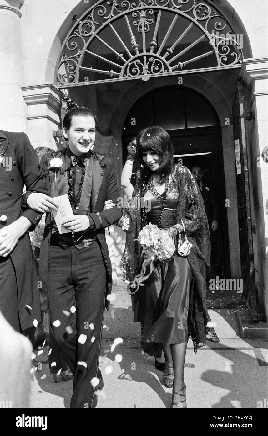 Mariage Punk rock à l'hôtel de ville d'Acton, du frontman damné Dave Vanian, 20 ans, et Laurie Glendon, 20 ans. Après le mariage, ils vont à Hastings pour quelques jours car le marié est au milieu de faire un album. 7th septembre 1977. Banque D'Images