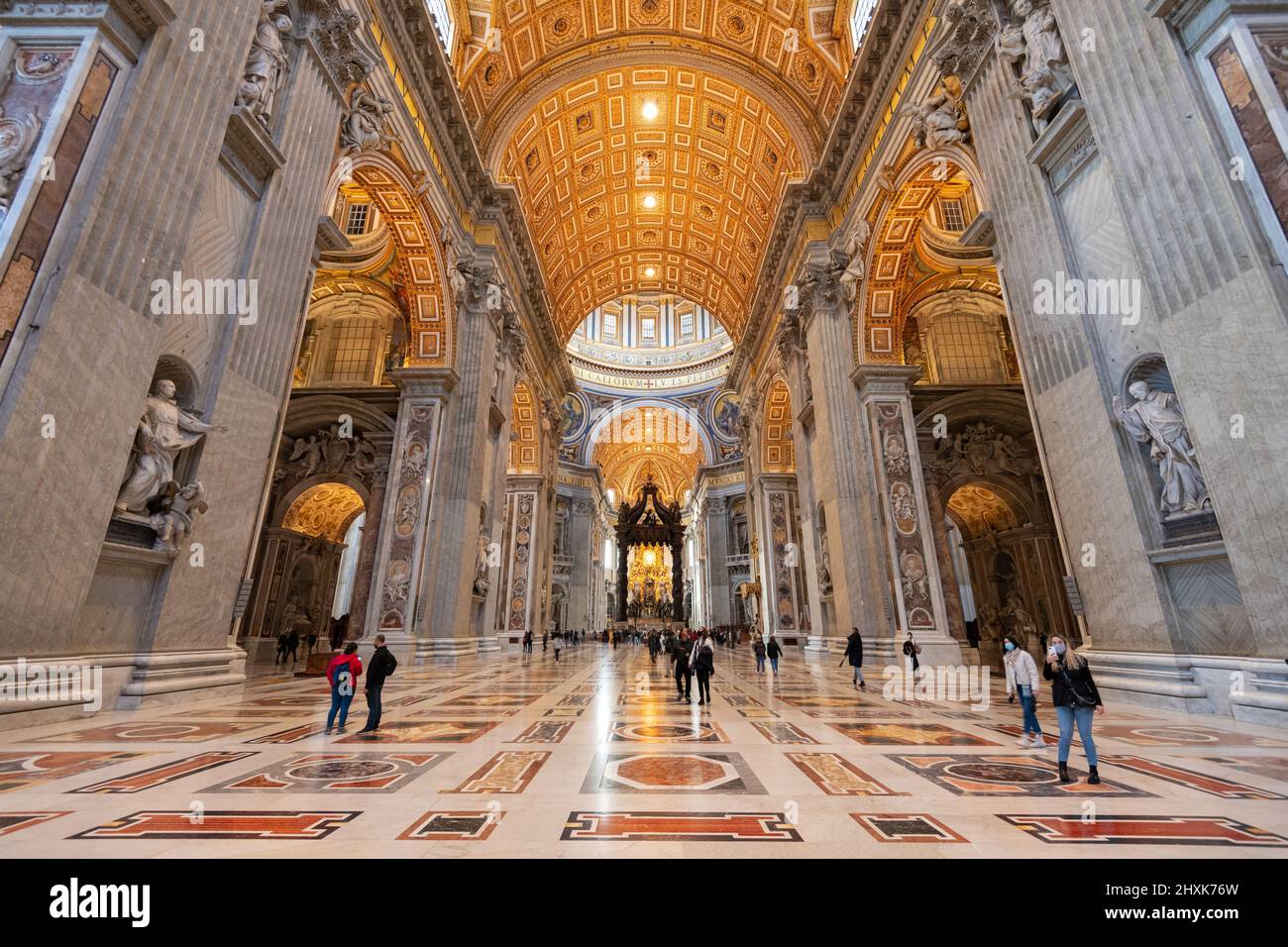 CITÉ DU VATICAN - 9 DÉCEMBRE 2021 : touristes à l'intérieur de la cathédrale Saint-Pierre de la Cité du Vatican. Banque D'Images