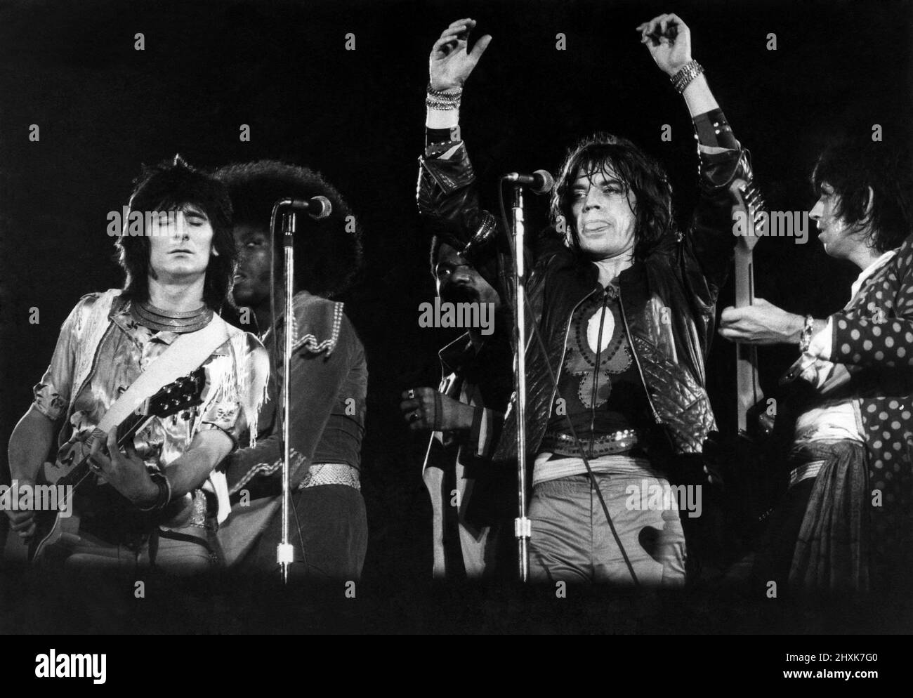 Rolling Stones au Krebworth Pop Festival 21 août 1976 Mick Jagger sur scène avec Ronnie Wood (à gauche) et Keith Richard; Billy Preston est derrière Ronnie. Août 1976 Banque D'Images
