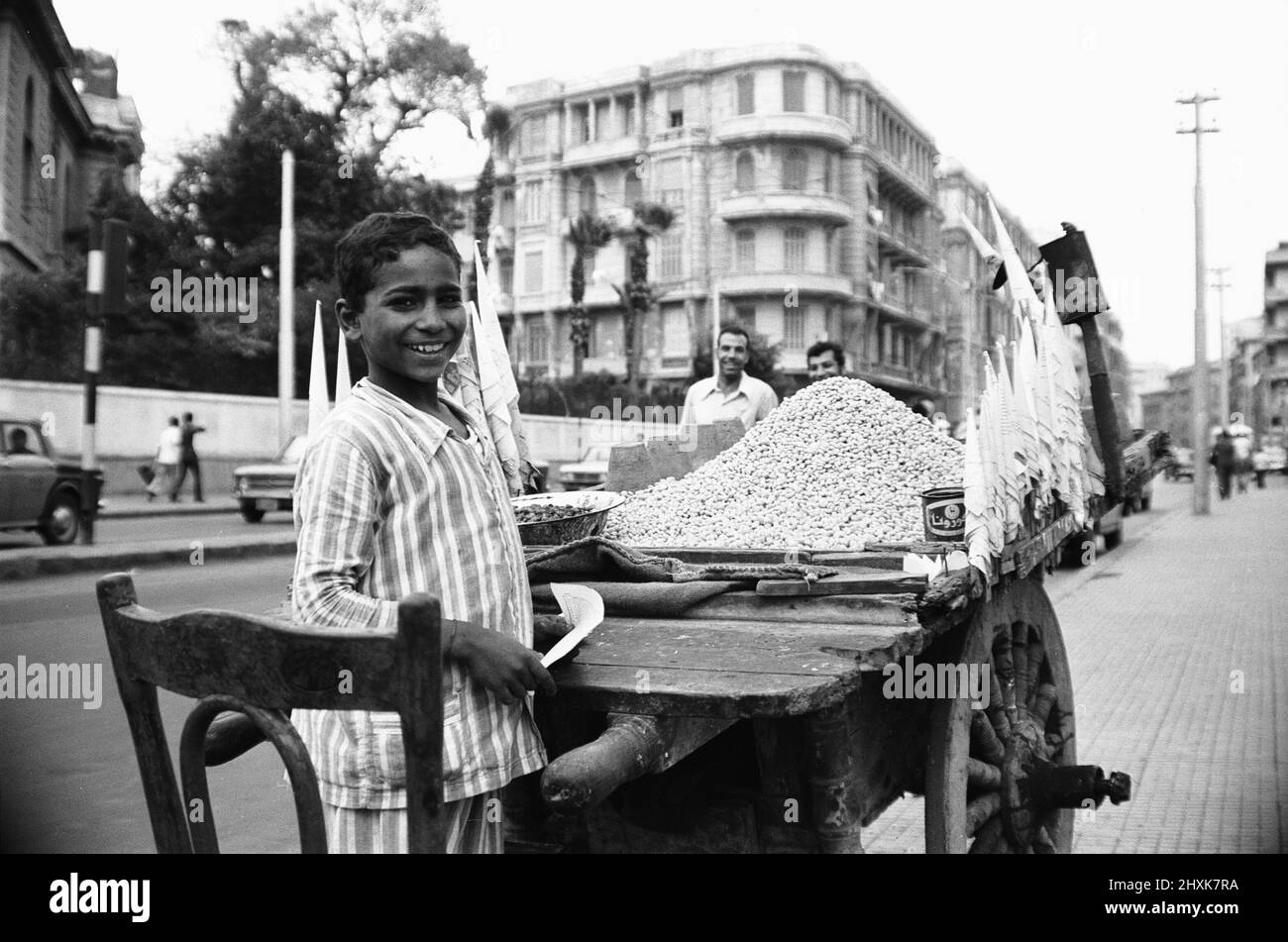 Un vendeur de rue pour enfants vendant des pois chiches dans les rues d'Alexandrie. 29th mai 1976 Banque D'Images