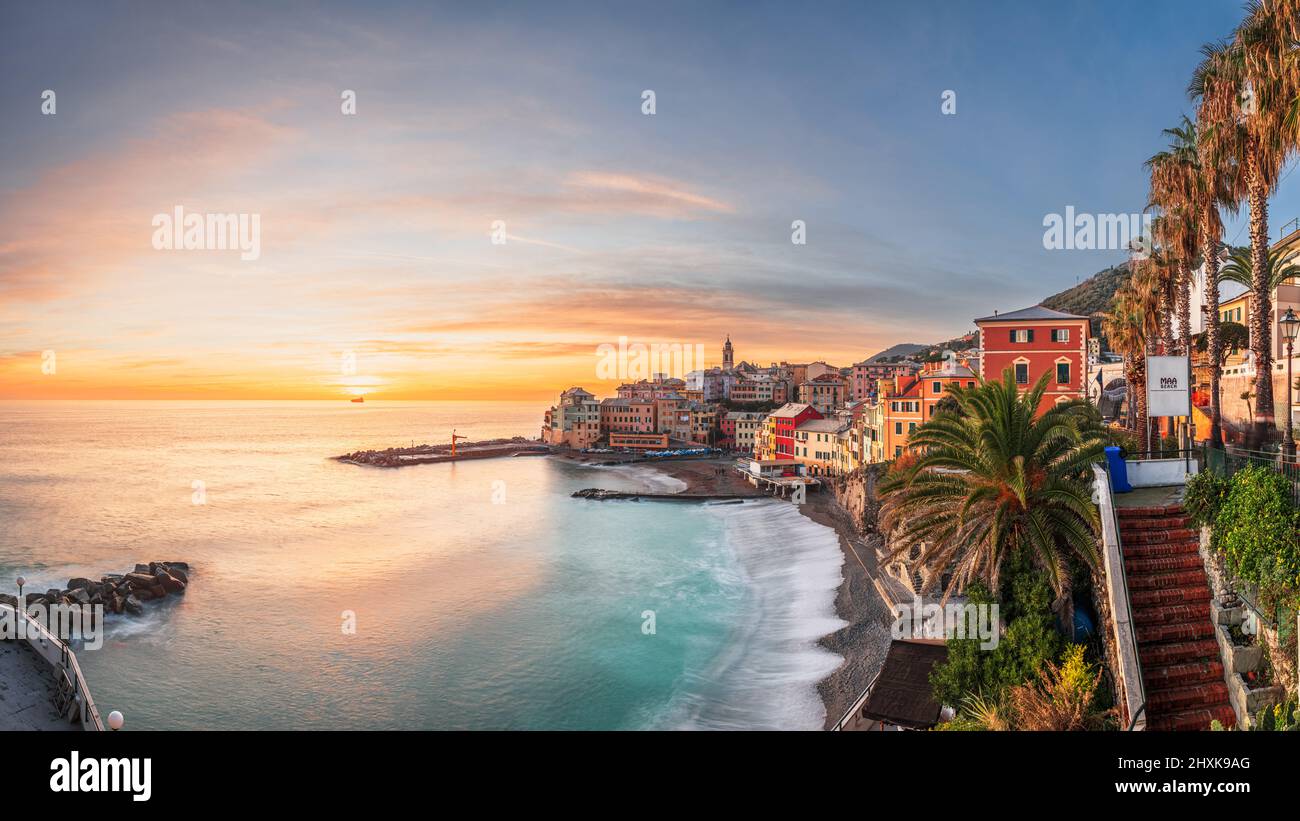 Bogliasco, Gênes, Italie, vue sur la mer Méditerranée au coucher du soleil. Banque D'Images