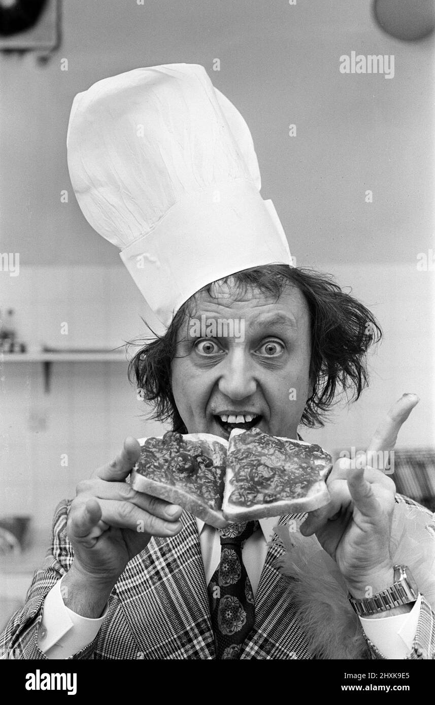 Ken Dodd avec un Jam butty et le livre butty. 15th octobre 1977. Banque D'Images