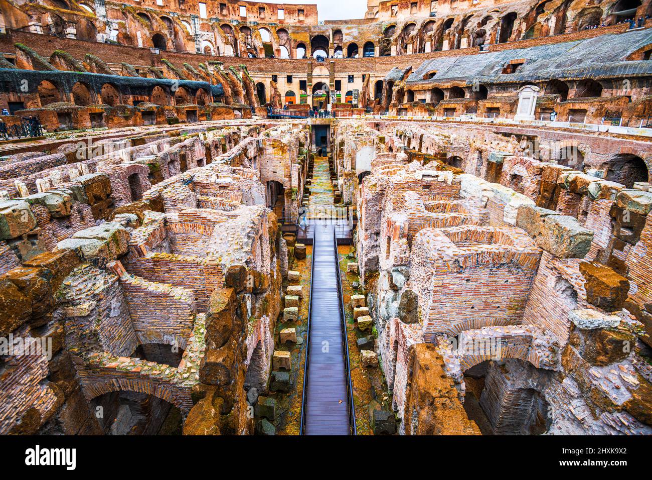 ROME, ITALIE - 8 DÉCEMBRE 2021 : les parties souterraines inférieures de l'ancien Colisée romain. Banque D'Images