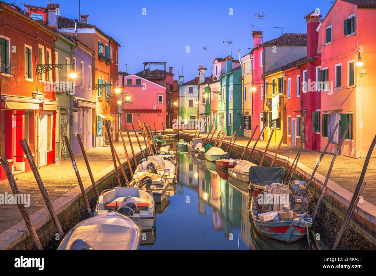 Burano, Venise, Italie bâtiments colorés le long des canaux au crépuscule. Banque D'Images