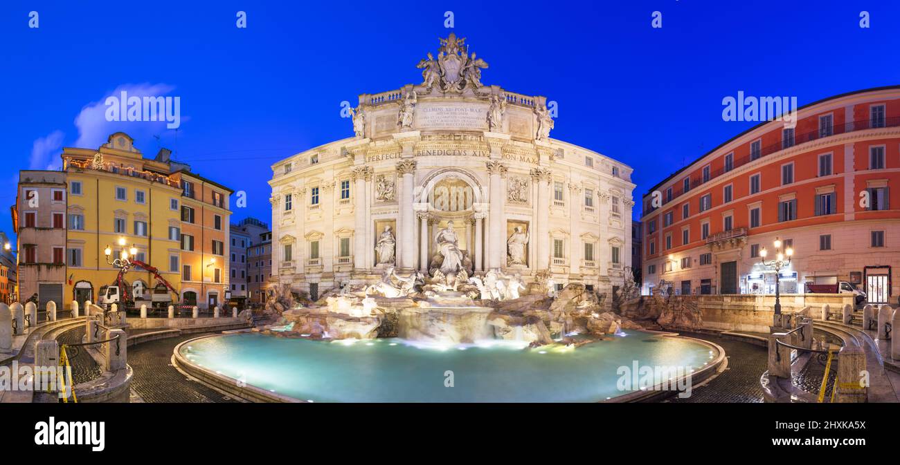 Rome, Italie à la fontaine de Trevi pendant l'heure bleue. Banque D'Images