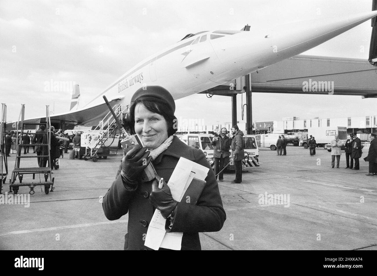 Vols commerciaux inauguraux du supersonic Airliner Concorde le 21st janvier 1976, sept ans après son vol d'essai inaugural. Un vol British Airways partant de l'aéroport de Heathrow, Londres vers Bahreïn au Moyen-Orient, tandis que l'autre, un vol Air France, a pris simultanément son décollage à 11,40 heures de l'aéroport d'Orly, Paris pour Rio de Janeiro via Dakar, Sénégal. Photos : Barbara Johnson, agente de liaison de la rampe, responsable du départ des avions. 21st janvier 1976. Banque D'Images