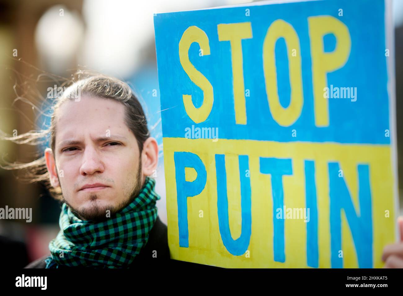 Edinburgh, Écosse, Royaume-Uni Mars 13 2022. Stand avec Ukraine les manifestants se réunissent à la Mound pour montrer leur opposition à l'invasion russe de l'Ukraine. Credit sst/alamy Live news Banque D'Images