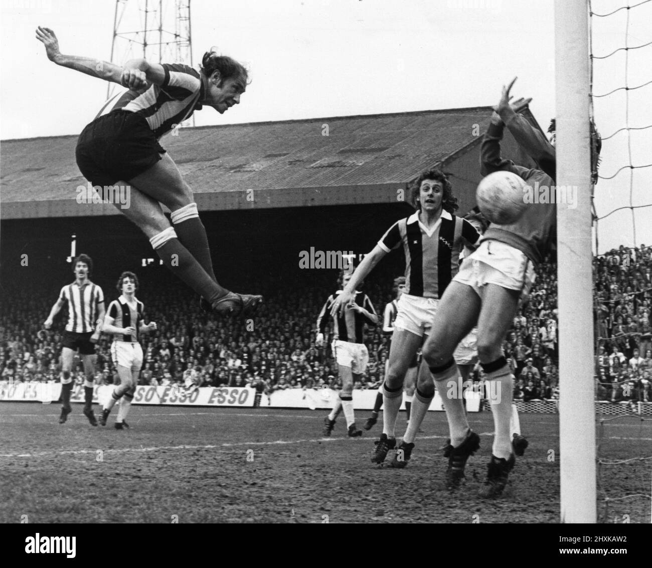 Match de la ligue Hull City / Sunderland au Boothferry Park avril 1976. Bryan Robson joueur de football Sunderland qui a obtenu le score. Score final: Hull City 1-4 Sunderland *** Légende locale *** Hull City 1-4 Sunderland Banque D'Images