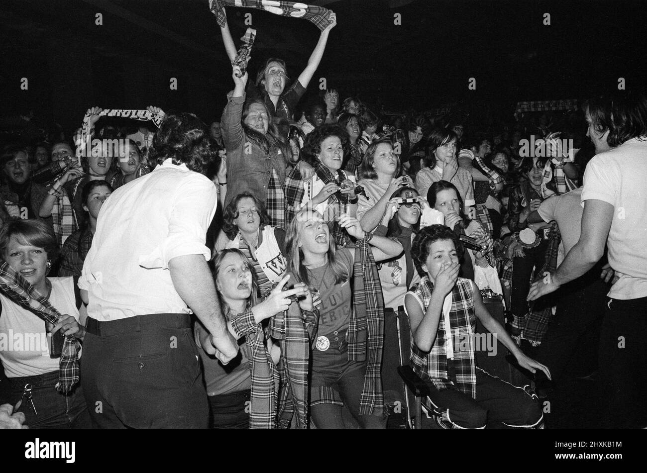 Des fans hystériques assistent à un concert Bay City Rollers à Victoria, Londres. Les adolescents criants ont causé des milliers de livres de dégâts et le spectacle a dû être arrêté deux fois quand les fans ont grimpé en avant. 19th septembre 1976. Banque D'Images