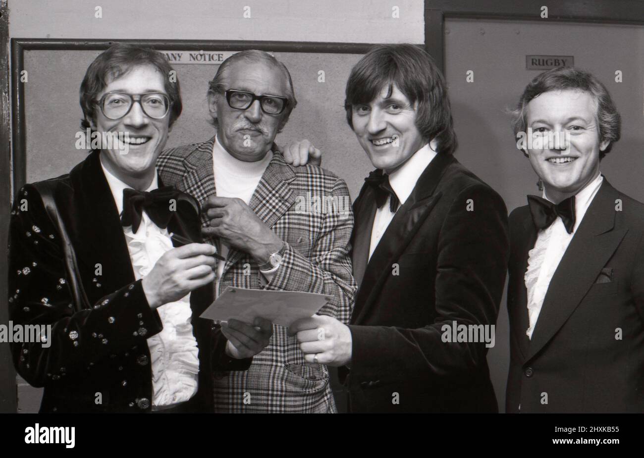 The Shadows se produire au Coventry Theatre. Après le spectacle Hank Marvin(à gauche), Bruce Welch et Brian Bennett(à droite) ont pris le temps de signer une photographie pour le dooman du théâtre Eric Birch.17th mai 1977 Banque D'Images