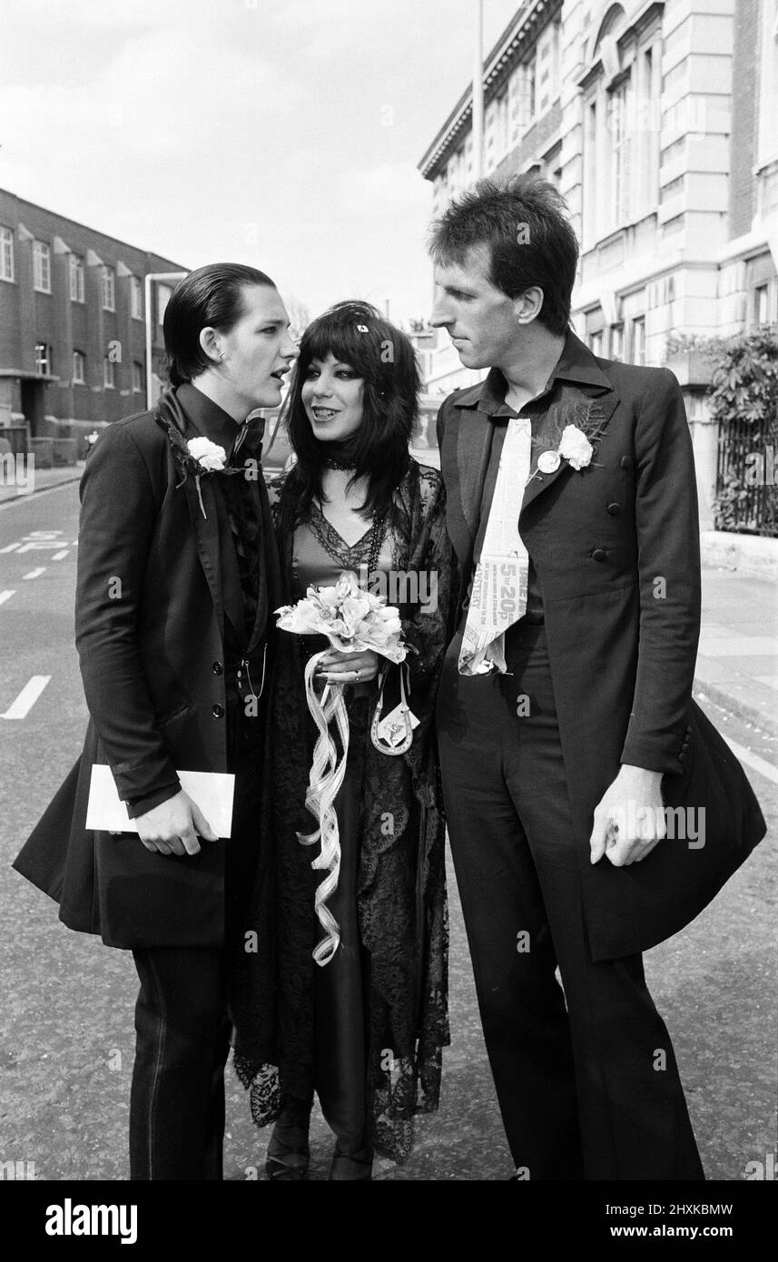 Mariage Punk rock à l'hôtel de ville d'Acton, du frontman damné Dave Vanian, 20 ans, et Laurie Glendon, 20 ans. Après le mariage, ils vont à Hastings pour quelques jours car le marié est au milieu de faire un album. 7th septembre 1977. Banque D'Images