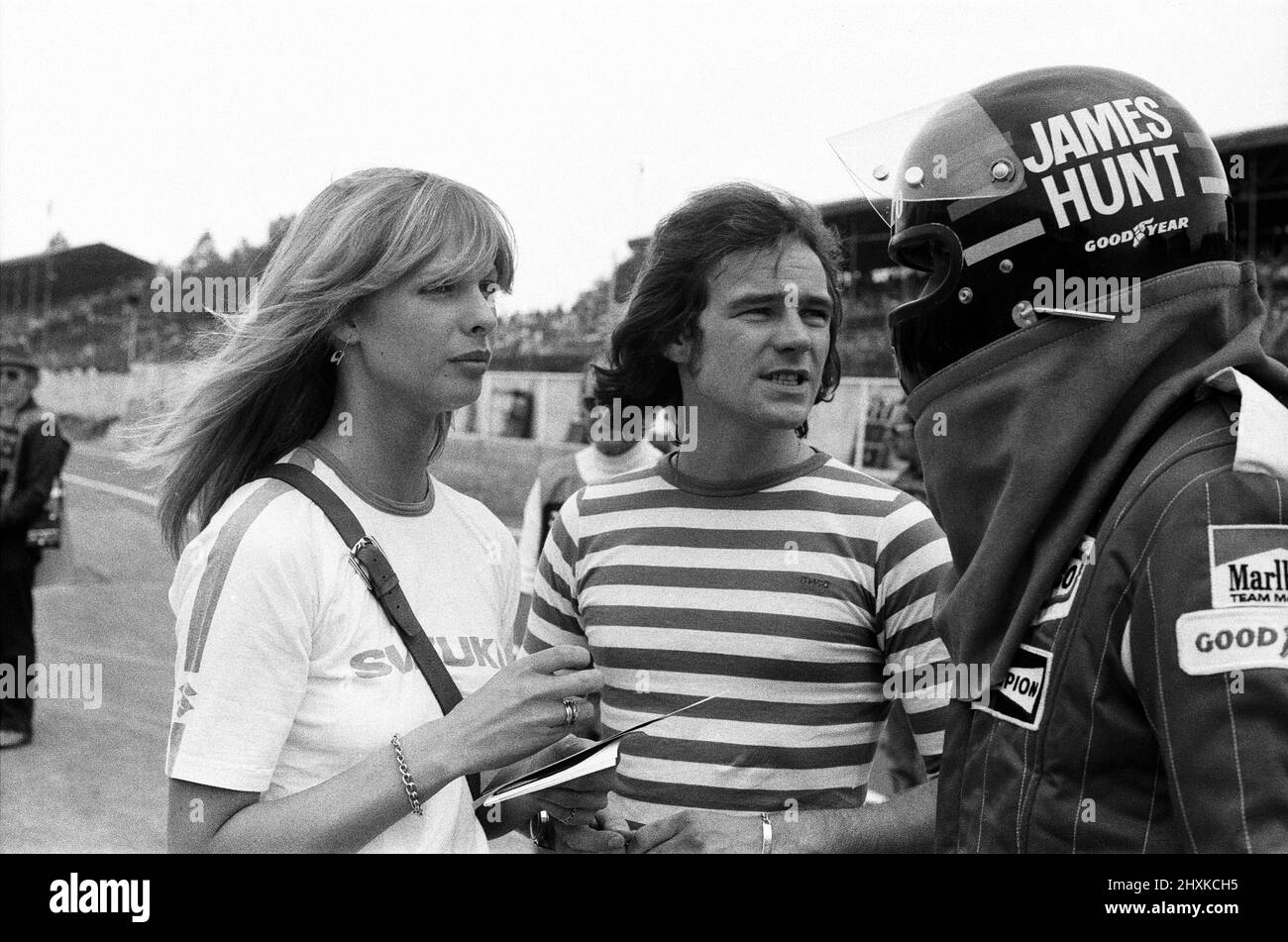 Barry Sheene et sa petite amie Stephanie McLean discutant avec James Hunt lors d'une journée de pratique pour le Grand Prix britannique qui s'est tenue à Brands Hatch, dans le Kent. 17th juillet 1976. Banque D'Images