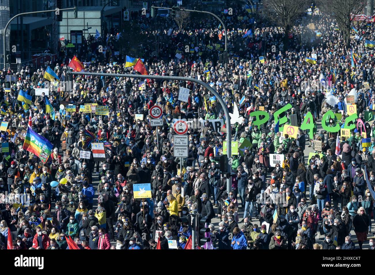 ALLEMAGNE, Hambourg, 20,000 rassemblement de protestants contre la guerre de Putins en Ukraine / DEUTSCHLAND, Hambourg, démonstration gegen den Krieg von Wladimir Putin in der Ukraine auf dem Jungfernstieg 13.3.2022 Banque D'Images