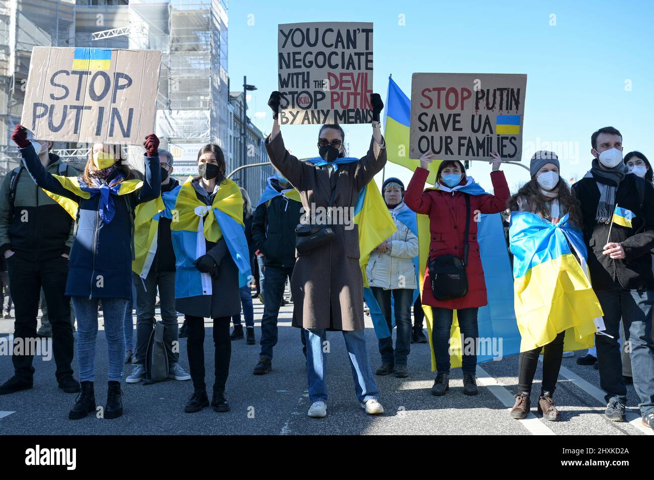 ALLEMAGNE, Hambourg, rassemblement contre la guerre de Putins en Ukraine / DEUTSCHLAND, Hambourg, démonstration gegen den Krieg von Wladimir Putin in der Ukraine auf dem Jungfernstieg 13.3.2022 Banque D'Images