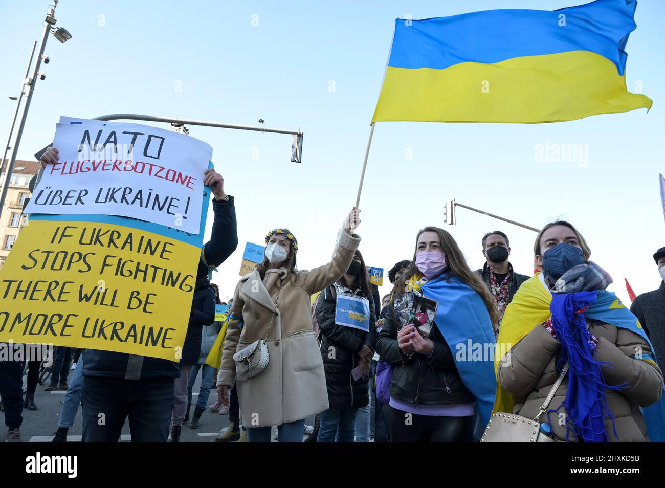 ALLEMAGNE, Hambourg, rassemblement contre la guerre de Putins en Ukraine, bannière avec la demande à l'OTAN de la zone de non vol sur l'Ukraine / DEUTSCHLAND, Hambourg, démonstration gegen den Krieg von Wladimir Poutine dans der Ukraine auf dem Jungfernstieg 13.3.2022 Banque D'Images