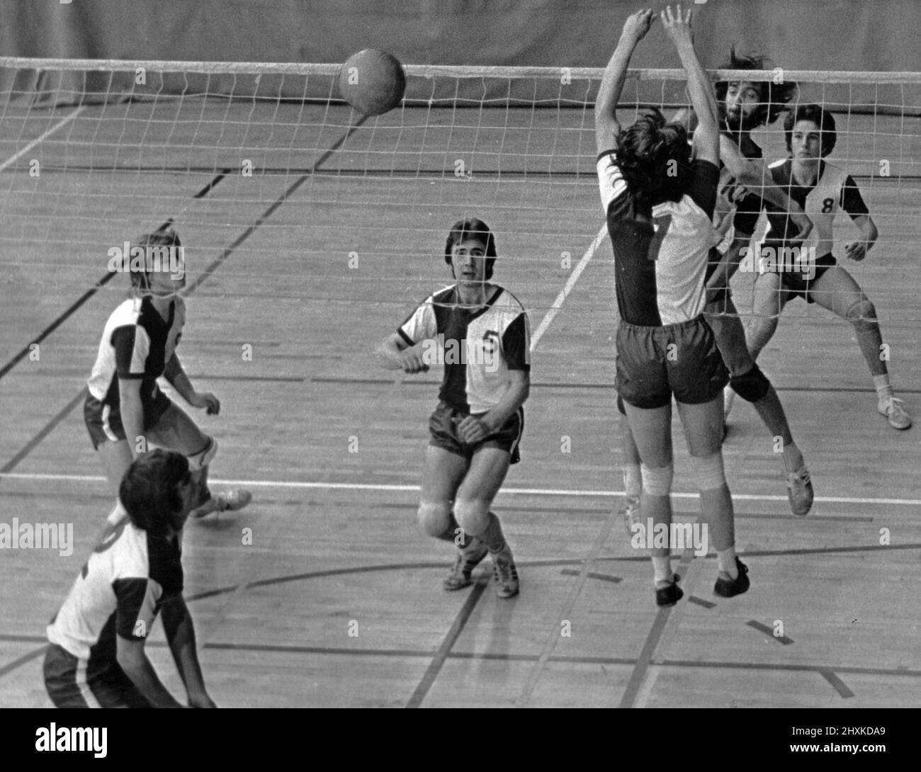 Cleveland Volleyball Team en formation avant les Grands championnats britanniques, qui se tiendront au centre de loisirs Eston. Sur la photo, John Blackburn, l'English International de Cleveland, va écraser le ballon sur le net, le 18th mai 1976. Banque D'Images