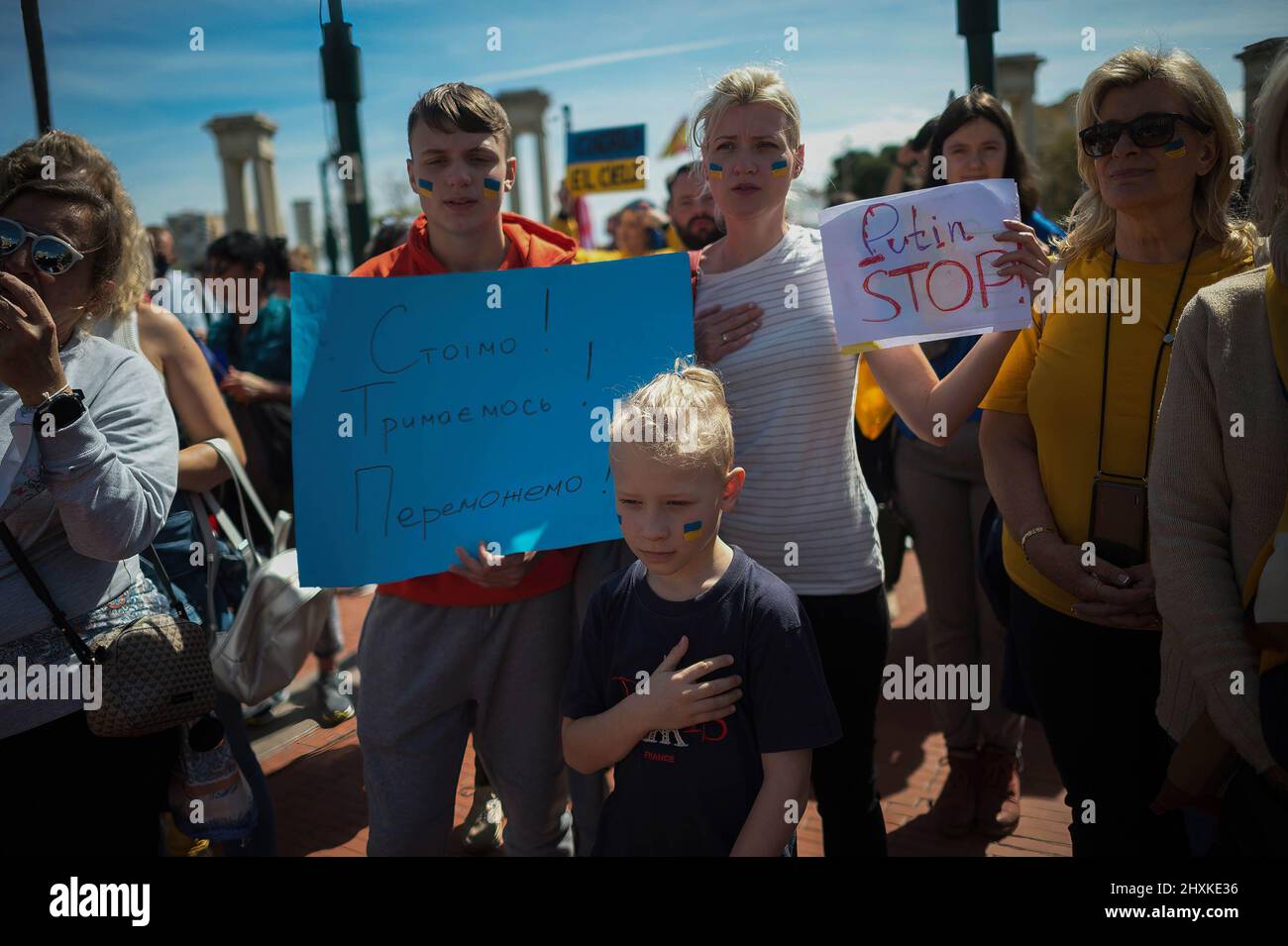 Les manifestants écoutent l'hymne ukrainien alors qu'ils participent à une manifestation anti-guerre et soutiennent le peuple ukrainien sur la place Plaza de la Marina. La communauté des expatriés de Malaga a montré leur soutien au peuple ukrainien qui organise une manifestation de solidarité sous le slogan: "Les nations unies de Malaga stand par l'Ukraine". Les Ukrainiens continuent de protester chaque semaine à Malaga contre le gouvernement de Vladimir Poutine. (Photo de Jesus Merida / SOPA Images / Sipa USA) Banque D'Images