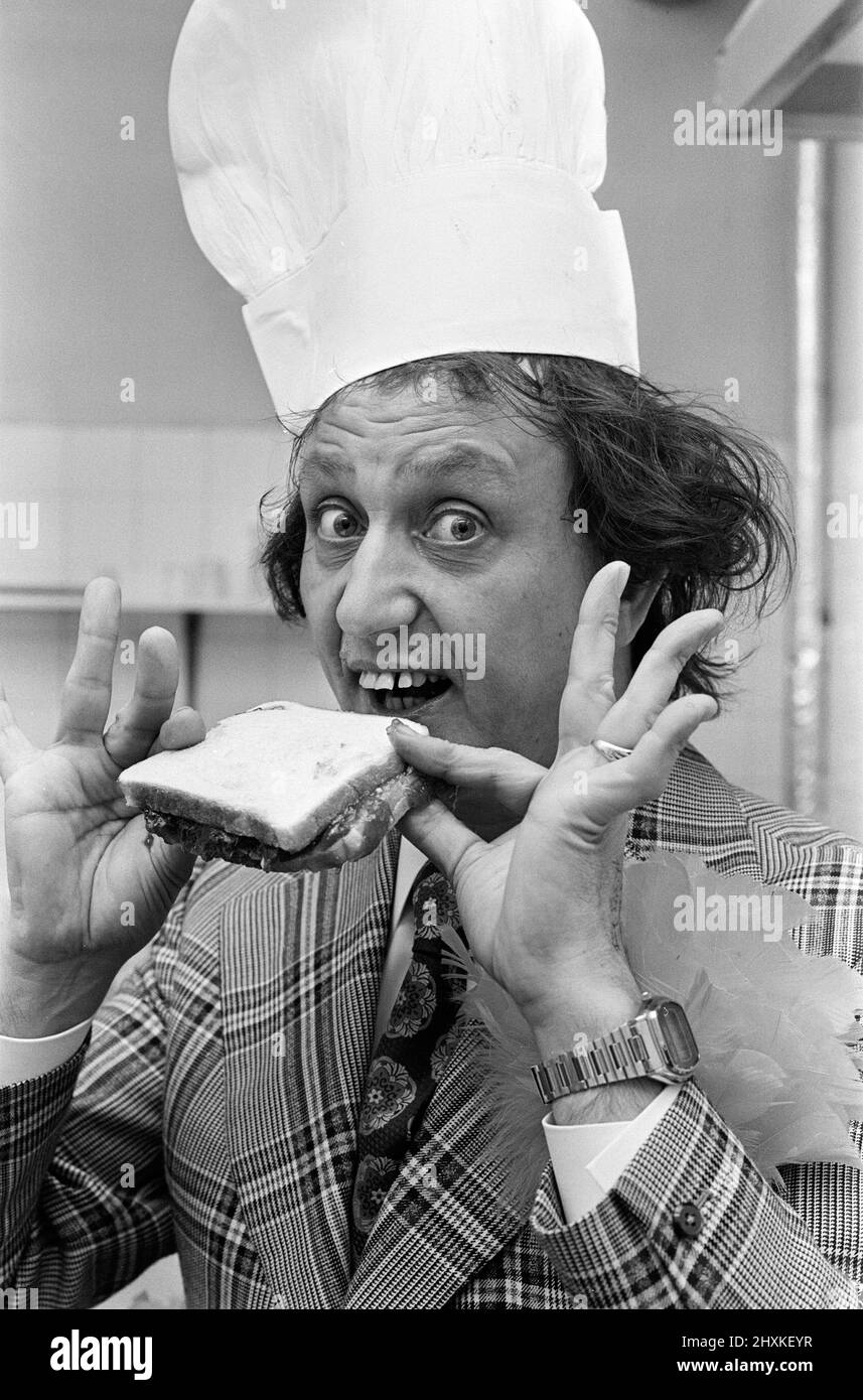 Ken Dodd avec un Jam butty et le livre butty. 15th octobre 1977. Banque D'Images