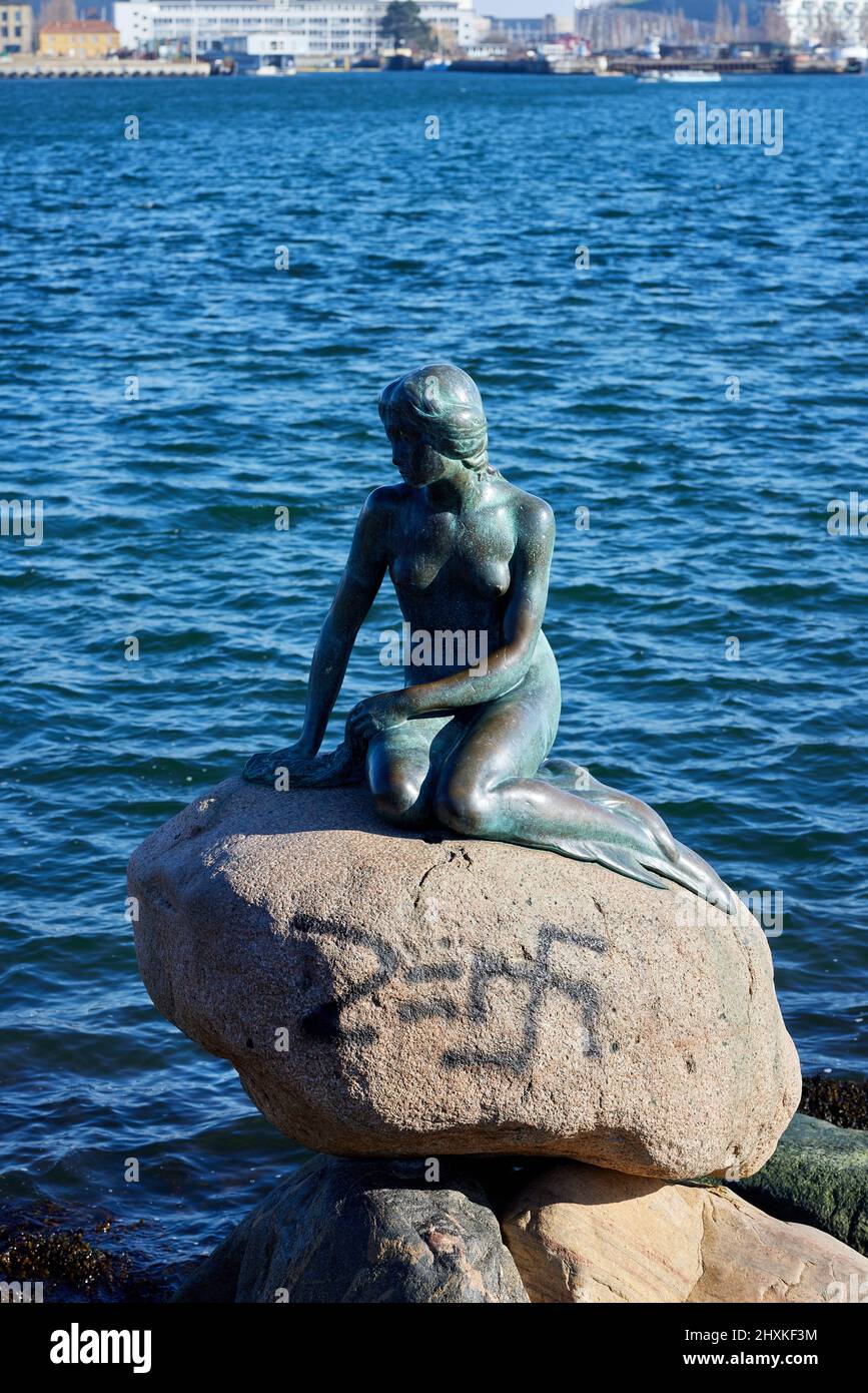 “Z = [misshapen swastika]”, graffiti sur le rocher de la petite Sirène, mars 13 2022; Copenhague, Danemark Banque D'Images