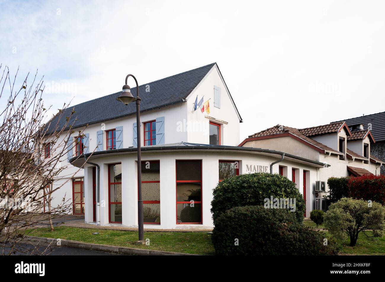 vue sur l'hôtel de ville de siros dans les pyrénées atlantiques en france Banque D'Images