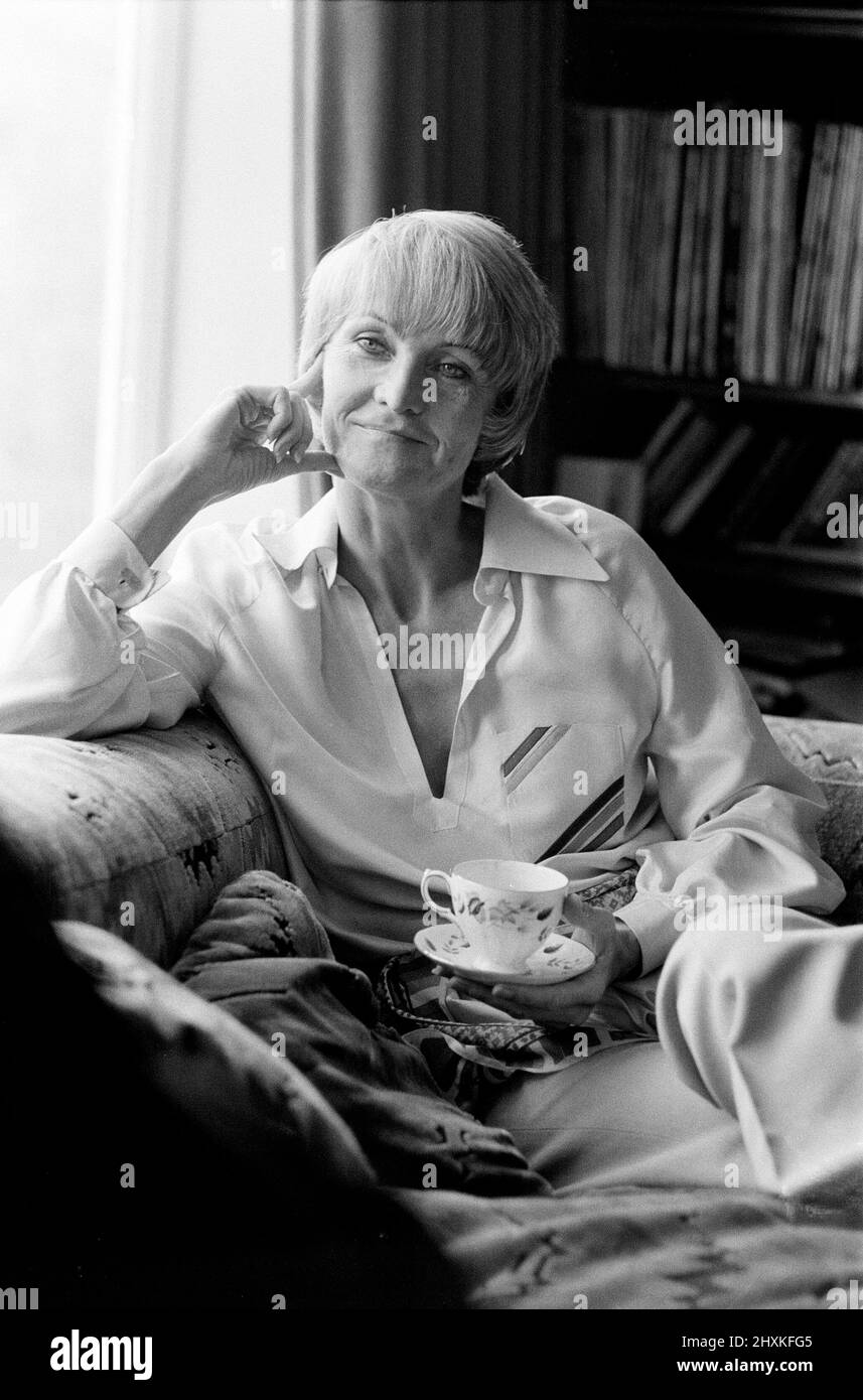 Sheila Hancock photographiée chez elle à Chiswick. 1st octobre 1976. Banque D'Images