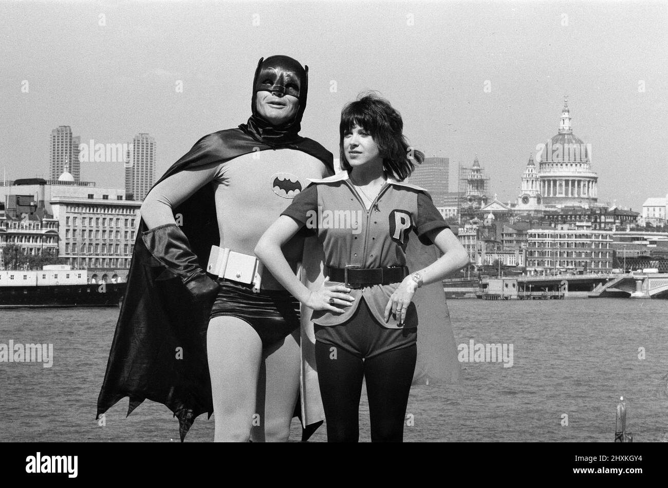 Le célèbre « Batman », alias Adam West, lors de sa visite aérienne à Londres, apparaît exclusivement pour la télévision du week-end de Londres en tant qu'invité sur « scène d'aujourd'hui », le programme hebdomadaire pour les jeunes. Il parle avec le présentateur Sally James de son nouvel ennemi de l'arche « le tickler » et joue son nouveau record de présentation du personnage. 14th mai 1976. Banque D'Images