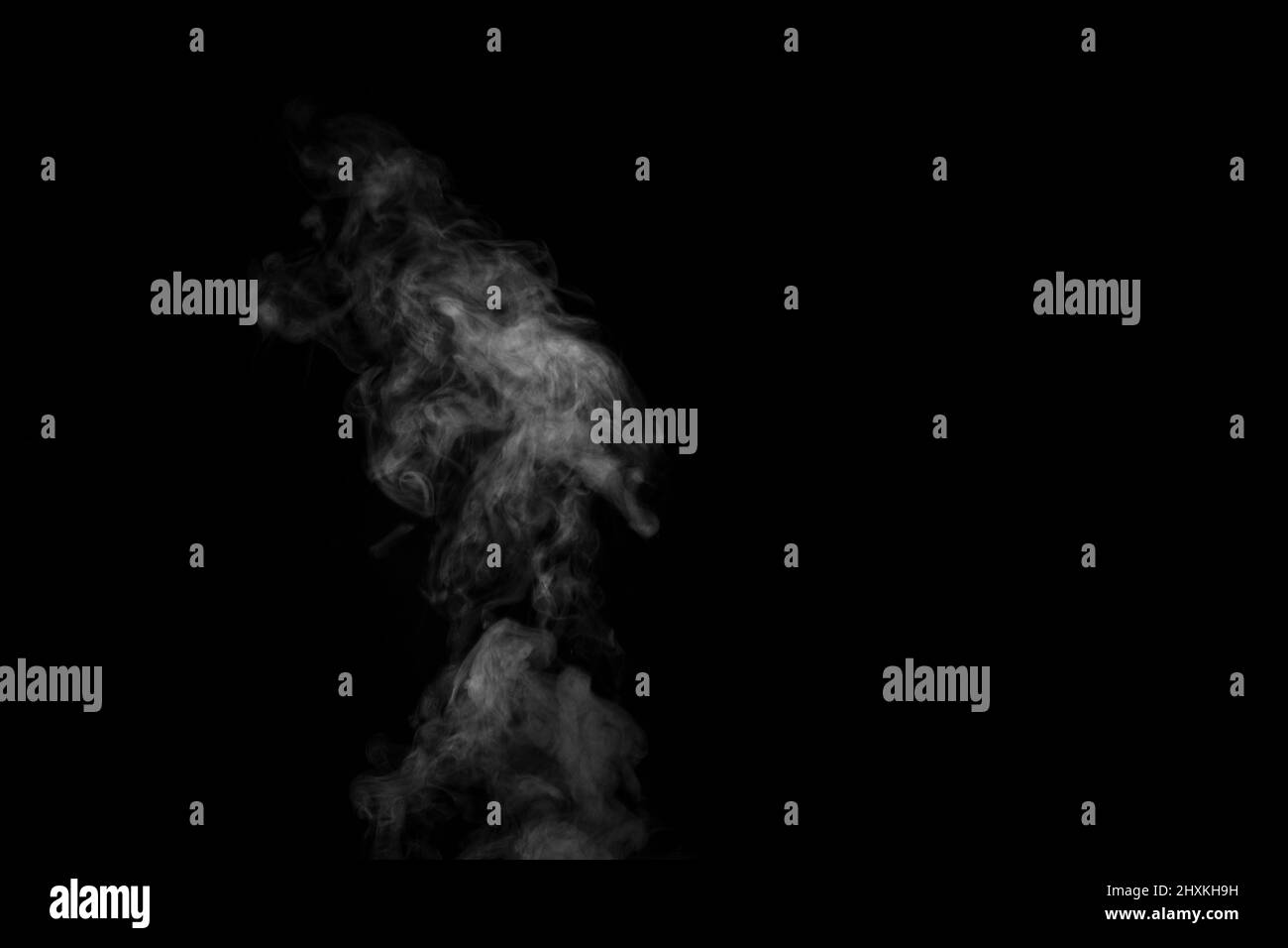 Vapeur ou fumée blanche et mystique parfaite isolée sur fond noir. Flou de fond abstrait ou smog, élément de conception, mise en page pour collages. Banque D'Images