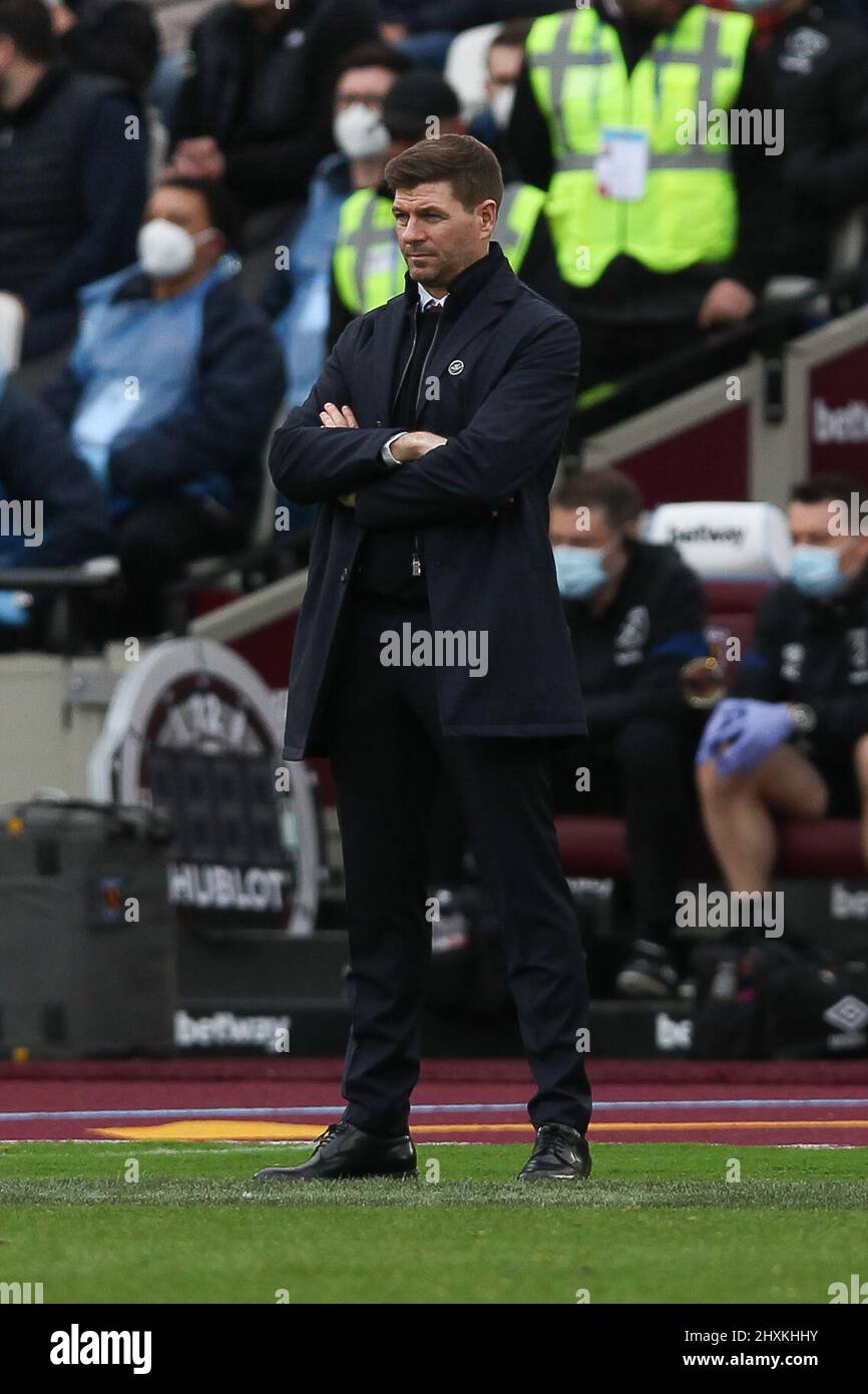 Londres, Royaume-Uni. 13th mars 2022. Steven Gerrard, directeur de la Villa Aston, a été abattu lors du match de la Premier League entre West Ham United et Aston Villa au stade de Londres, au parc olympique Queen Elizabeth, Londres, Angleterre, le 13 mars 2022. Photo de Ken Sparks. Utilisation éditoriale uniquement, licence requise pour une utilisation commerciale. Aucune utilisation dans les Paris, les jeux ou les publications d'un seul club/ligue/joueur. Crédit : UK Sports pics Ltd/Alay Live News Banque D'Images