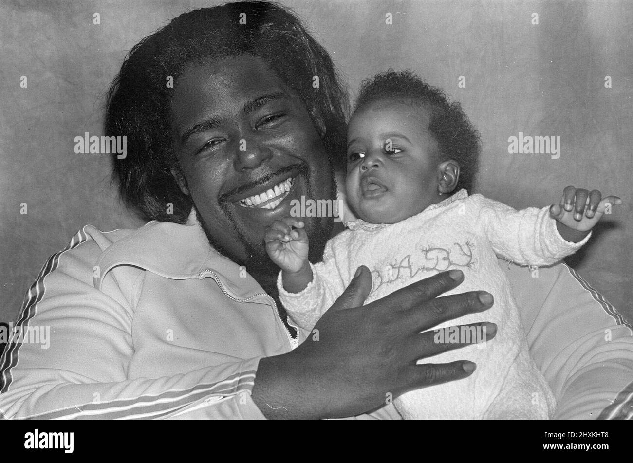 Barry White (chanteur) est arrivé à Londres pour une série de six concerts avec sa femme Glodean et sa fille de deux mois Shaheiah Love White. Photos Barry et sa fille Shaheiah Love White photo prise le 14th mars 1977 Banque D'Images
