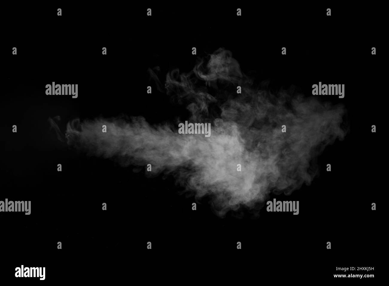 Vapeur verticale tourbillonnante isolée sur un fond noir pour se superposer à vos photos. Fragment de vapeur horizontale. Arrière-plan abstrait fumé, desig Banque D'Images