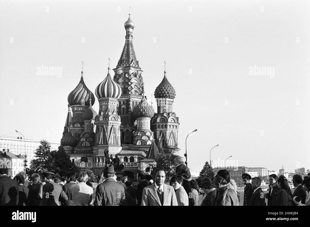 Les foules se rassemblent devant la cathédrale de Vasily le Bienheureux, communément connue sous le nom de cathédrale Saint-Basile, sur la place Rouge à Moscou, en Russie, le 17th octobre 1976 Banque D'Images