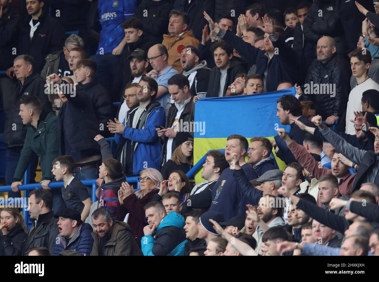 Londres, Angleterre, 13th mars 2022. Un fan de Newcastle détient un drapeau de l'Ukraine lors du match de la Premier League à Stamford Bridge, Londres. Le crédit photo devrait se lire: Paul Terry / Sportimage Banque D'Images