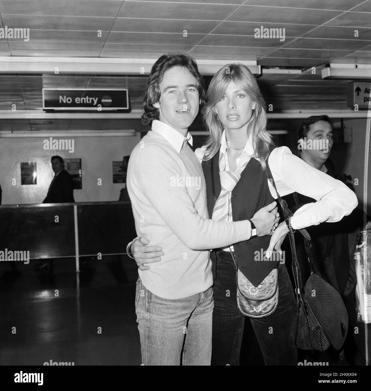 Barry Sheene, champion du monde britannique Grand Prix moto Road Racer, photographié avec sa petite amie Stephanie McLean à l'aéroport de Londres Heathrow, 10th décembre 1977. Il voyage à Milan, pour recevoir un oscar de moto de la moto italienne Sprint. Banque D'Images