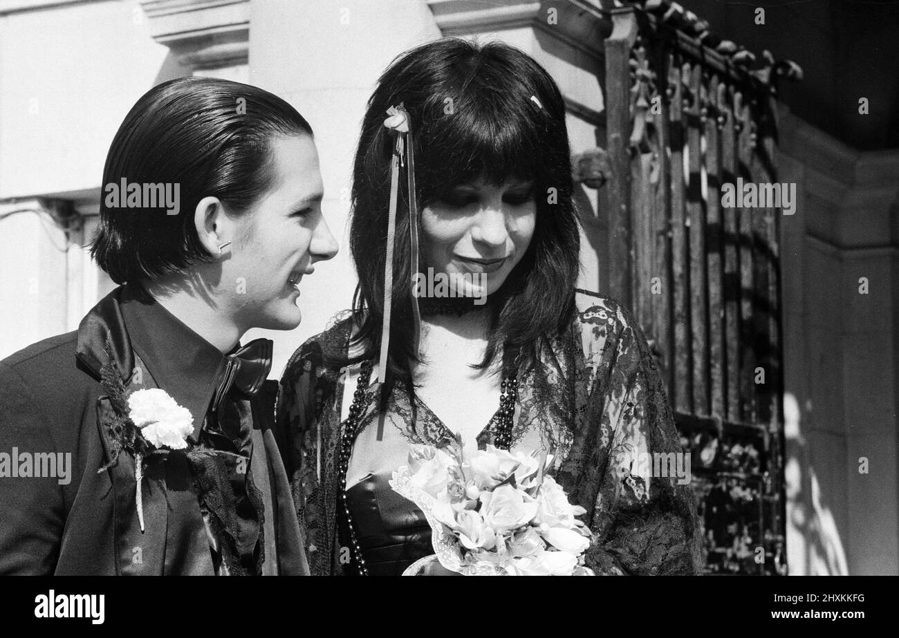 Mariage Punk rock à l'hôtel de ville d'Acton, du frontman damné Dave Vanian, 20 ans, et Laurie Glendon, 20 ans. Après le mariage, ils vont à Hastings pour quelques jours car le marié est au milieu de faire un album. 7th septembre 1977. Banque D'Images