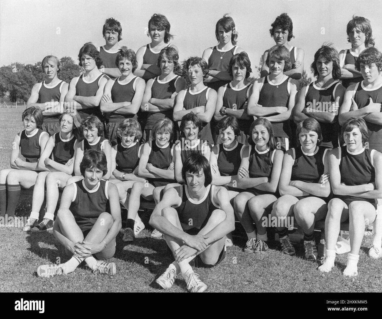 Les membres de la Cleveland Schools Athletics Association, qui seront en compétition aux championnats d'athlétisme nationaux des écoles anglaises au Cannock (9th et 10th juillet), en photo le 29th juin 1976. Rangée arrière de gauche à droite. A Norris, B Wray, D Stockton, D Finnegan, J Hatfield. Deuxième rangée de gauche à droite. T Freeman, B Barley, A Lennie, P Bell, M Costello, J Slimmings, T Dunne, S Goodenougn, M Dryden. Troisième rangée de gauche à droite. J McGregor, K Dalkin, G Diddams, S Woodall, J Newberry, F Ruddock, J Wilson, V carter, S Dixon, A Woodall. Rangée avant, de gauche à droite. Les deux capitaines sont Jos Copeland et John Daley Banque D'Images