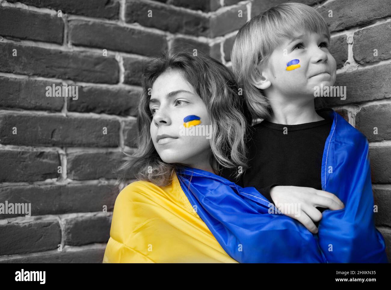 Garçon et jeune femme avec drapeau ukrainien. Couleur jaune et bleu. Famille, unité, soutien, indépendance nationale. Enfants de l'Ukraine contre Banque D'Images