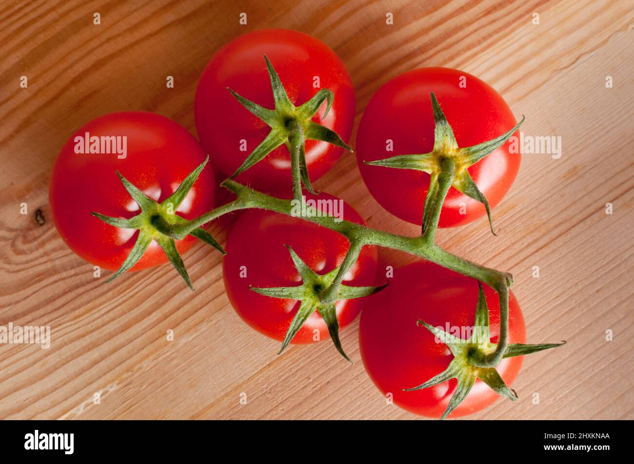 Les tomates sur une table Banque D'Images