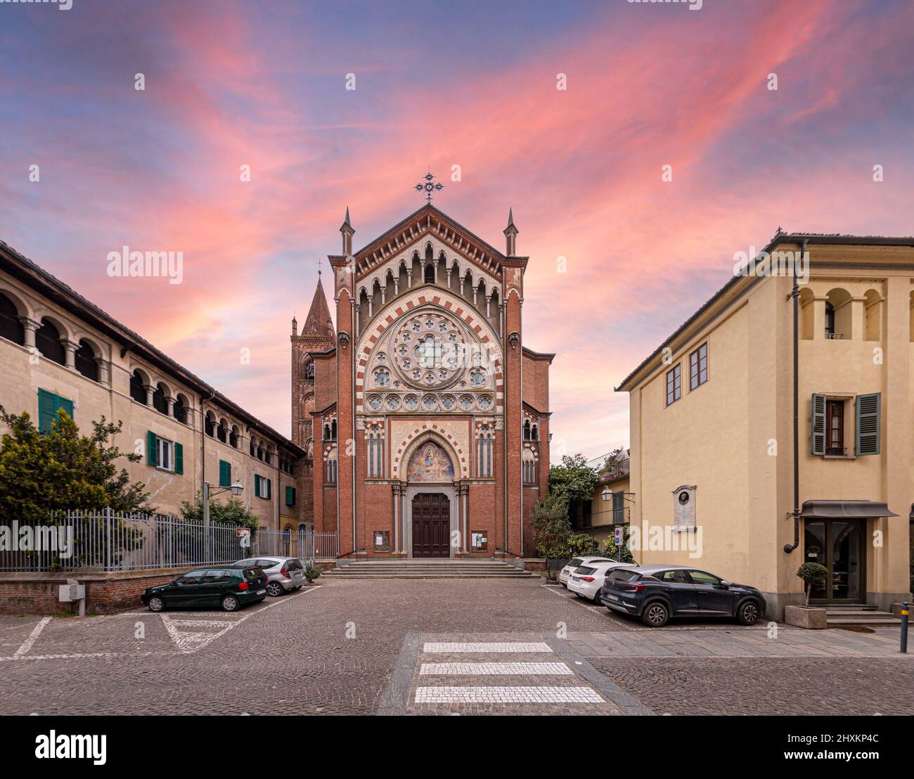 Cavallermaggiore, Italie - 12 mars 2022 : Eglise de Santa Maria della Pieve dans un style gothique éclectique (début 1900s), dans la via Roma, avec ciel de coucher de soleil Banque D'Images