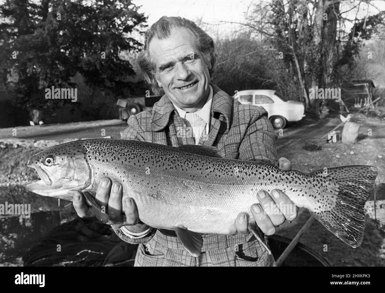 Sam Holland est fier de tenir un de ses super truts de pain spéciaux à sa pêche à Avington dans le Hampshire. 13th février 1976 Banque D'Images