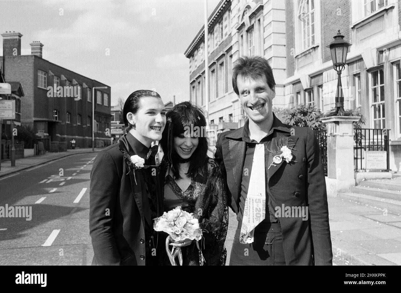 Mariage Punk rock à l'hôtel de ville d'Acton, du frontman damné Dave Vanian, 20 ans, et Laurie Glendon, 20 ans. Après le mariage, ils vont à Hastings pour quelques jours car le marié est au milieu de faire un album. 7th septembre 1977. Banque D'Images