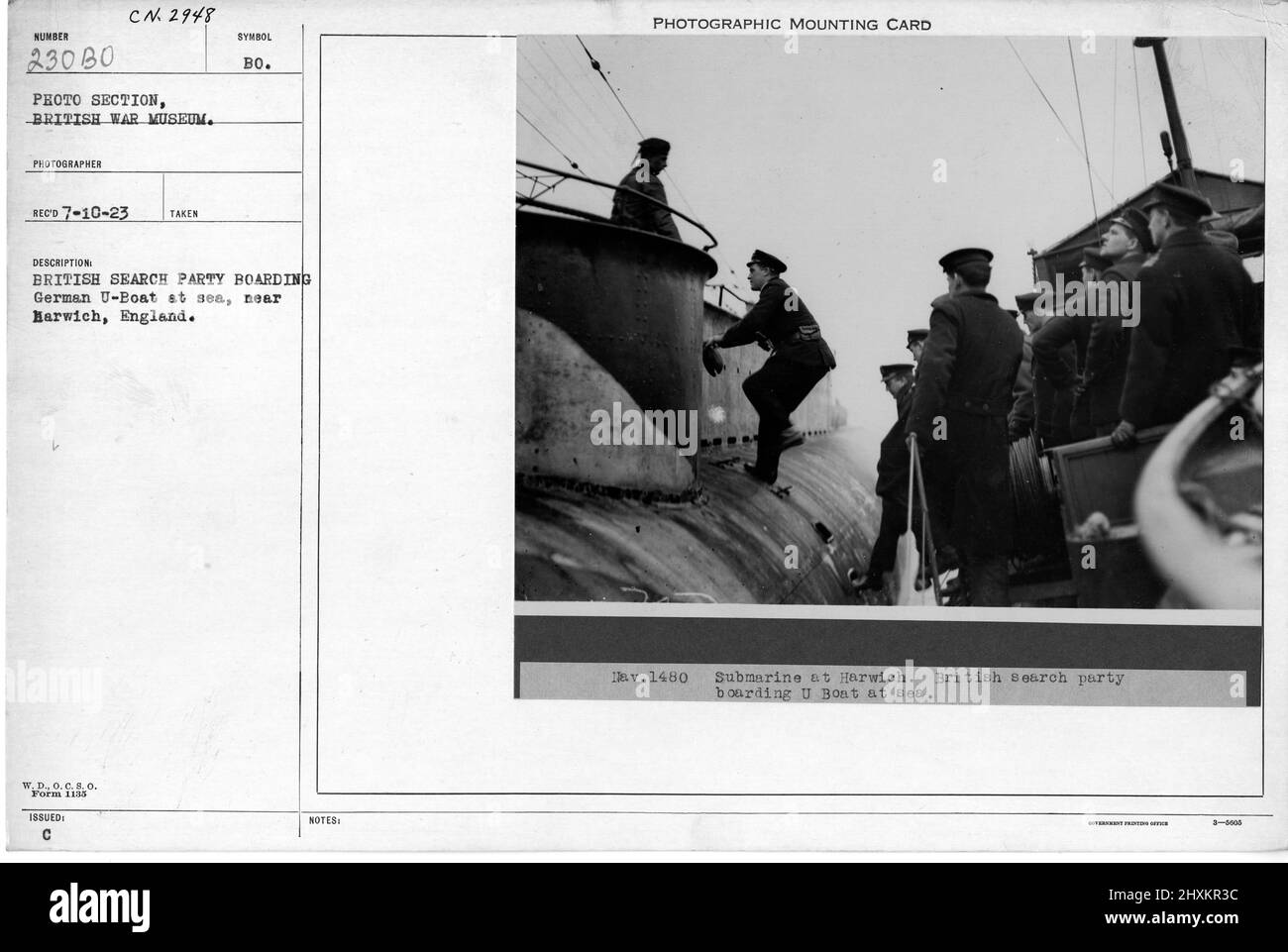 Fête de sear britannique à bord d'un U-boat allemand en mer, près de Harwich, en Angleterre. Collection de photographies de la première Guerre mondiale, 1914-1918 qui décrivent les activités militaires des forces armées et du personnel britanniques et d'autres nations pendant la première Guerre mondiale Banque D'Images