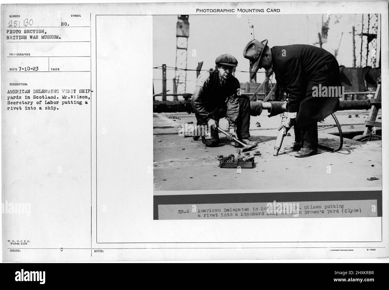 Des délégués américains visitent des chantiers navals en Écosse. M. Wilson, secrétaire du travail, pose un rivet dans un navire. Collection de photographies de la première Guerre mondiale, 1914-1918 qui décrivent les activités militaires des forces armées et du personnel britanniques et d'autres nations pendant la première Guerre mondiale Banque D'Images