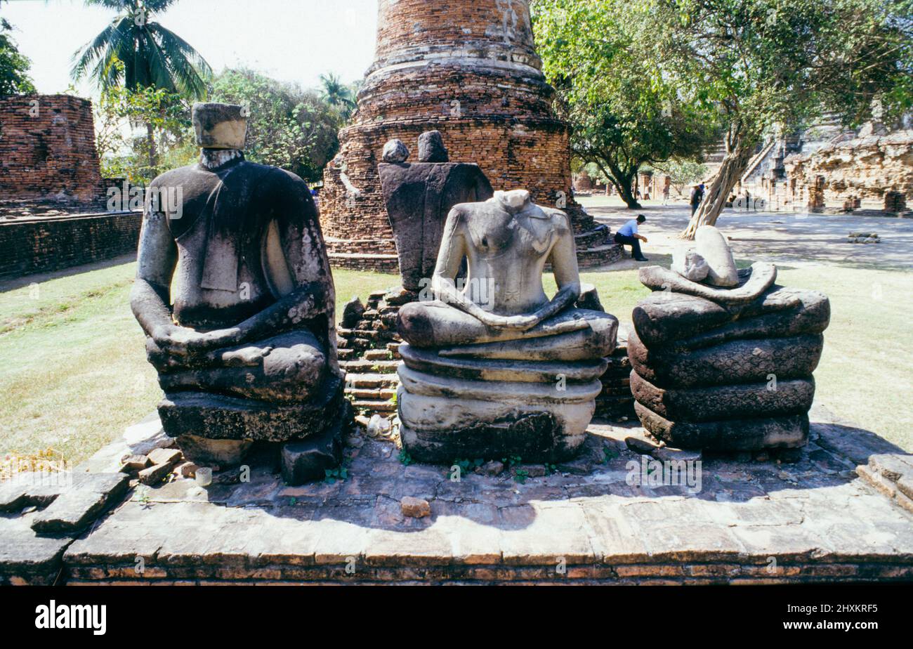 Trois statues de Bouddha décapités au temple Wat Phra si Sanphet à Ayutthaya. L'ancienne capitale de Siam a été conquise par une armée de Birmese en 1767, puis a été mise à sac et partiellement détruite. Il y a encore un sens de l'ancienne splendeur du grand temple. Banque D'Images