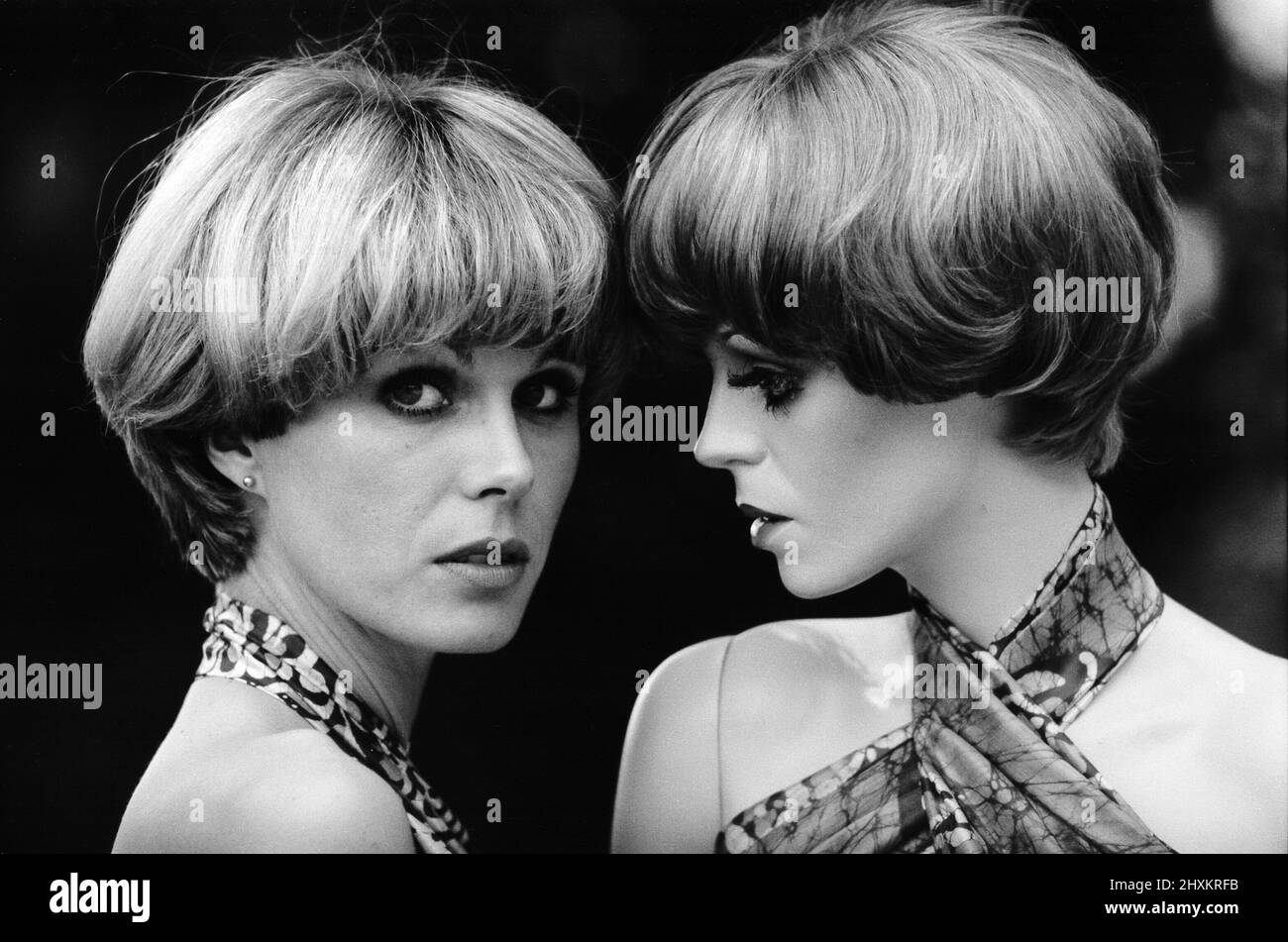 Joanna Lumley, actrice qui joue le rôle de Purdey dans la série télévisée New Avengers, pose avec une ressemblance d'elle-même, conçue par Adele Rootstein, qui sera présentée dans un épisode à venir comme un mannequin de vitrine, photographié aux Pinewood Studios, le 9th juin 1976. Banque D'Images