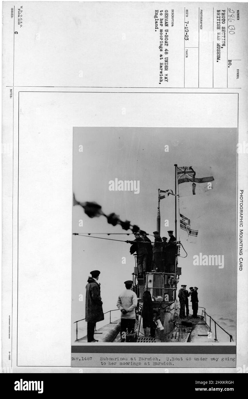 U-boat allemand 48 en route vers ses amarres à Harwich, Angleterre. Collection de photographies de la première Guerre mondiale, 1914-1918 qui décrivent les activités militaires des forces armées et du personnel britanniques et d'autres nations pendant la première Guerre mondiale Banque D'Images