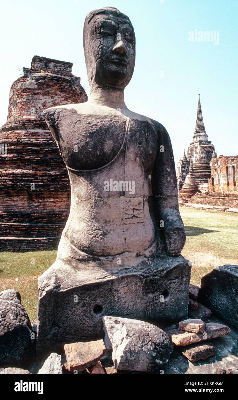 Statue de Bouddha endommagée au temple Wat Phra si Sanphet à Ayutthaya. L'ancienne capitale de Siam a été conquise par une armée de Birmese en 1767, puis a été mise à sac et partiellement détruite. Il y a encore un sens de l'ancienne splendeur du grand temple. Banque D'Images
