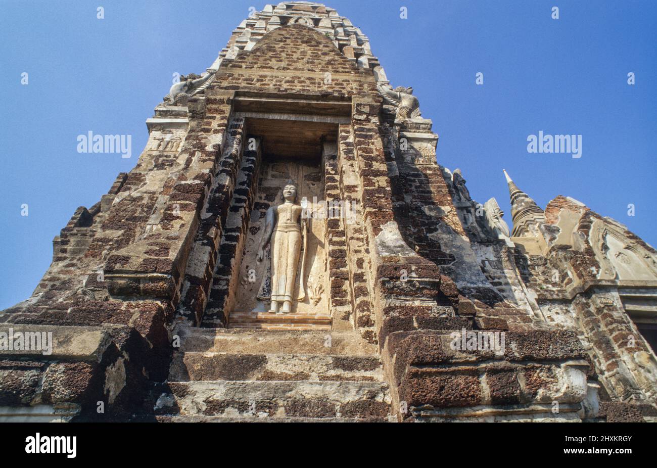 Une statue au temple Prang de Wat Phra si Sanphet à Ayutthaya. L'ancienne capitale de Siam a été conquise par une armée de Birmese en 1767, puis a été mise à sac et partiellement détruite. Il y a encore un sens de l'ancienne splendeur du grand temple. Banque D'Images