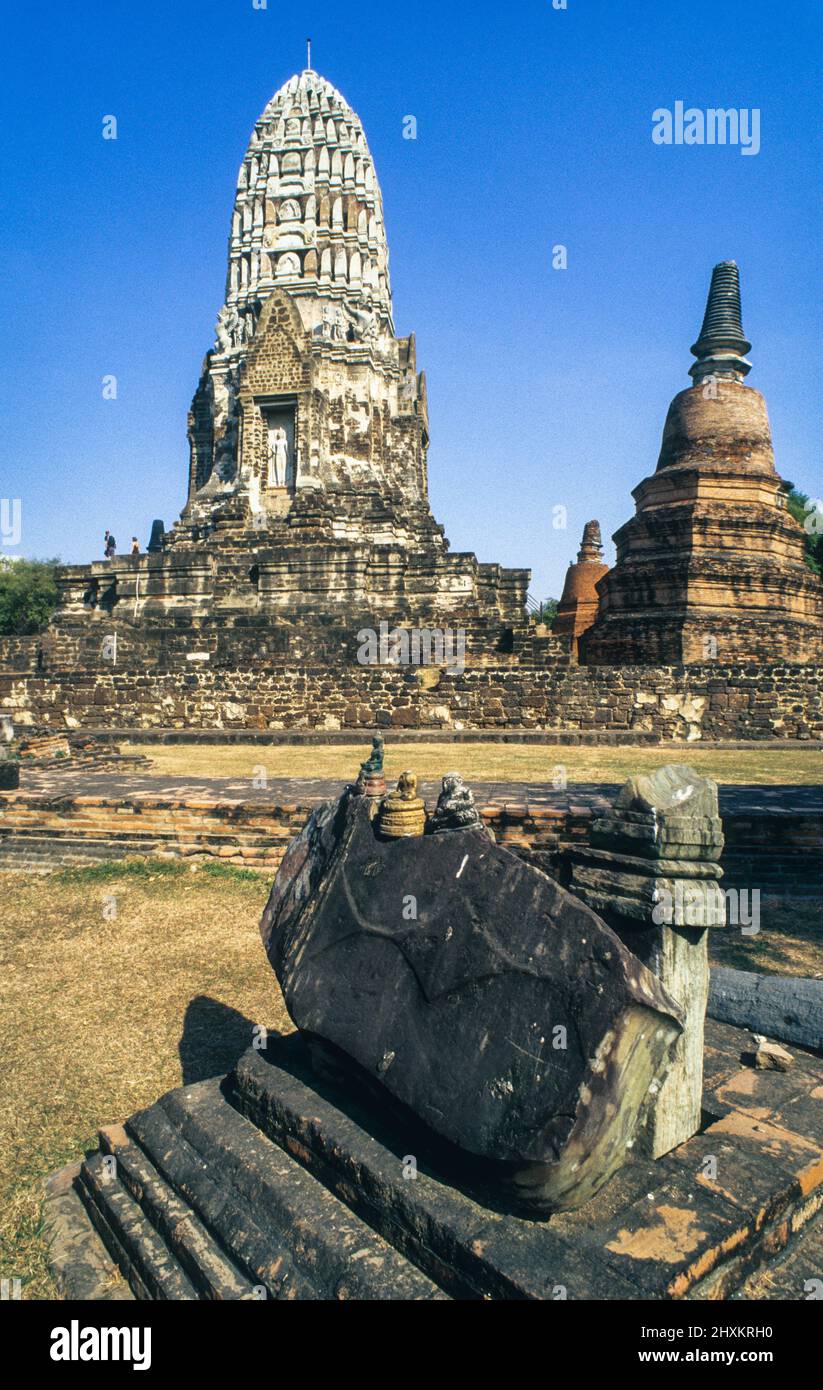 Le monument Prang (temple-tour) du temple Wat Phra si Sanphet à Ayutthaya. L'ancienne capitale de Siam a été conquise par une armée de Birmese en 1767, puis a été mise à sac et partiellement détruite. Il y a encore un sens de l'ancienne splendeur du grand temple. Banque D'Images