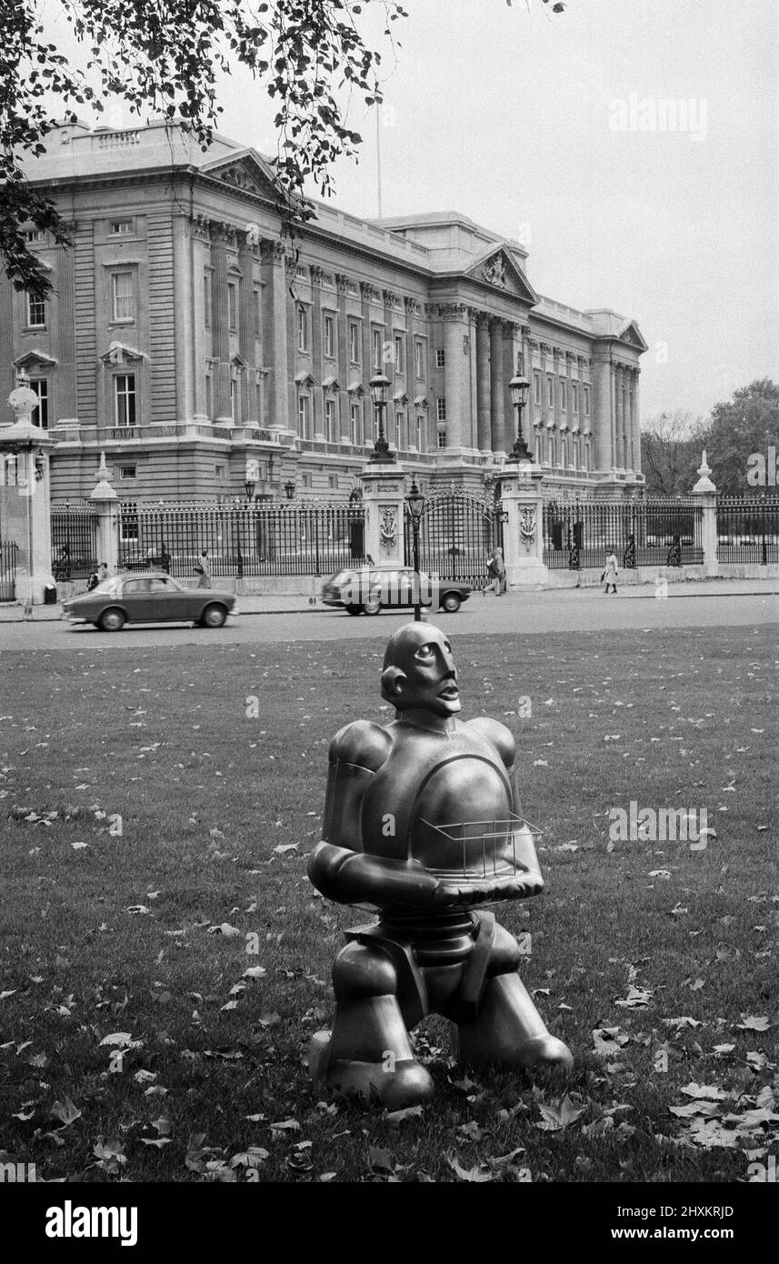 Un robot, fourni par EMI Records, qui les utilisait sur la couverture du dernier album de 'Queen' en regardant Buckingham Palace, la maison de l'autre reine. 2nd novembre 1977. Banque D'Images